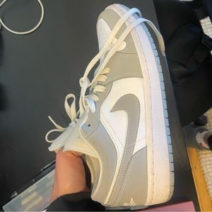Size 9 W Wolf Grey AJ1 Lows. 2 years old. Worn <5 times retail 135$